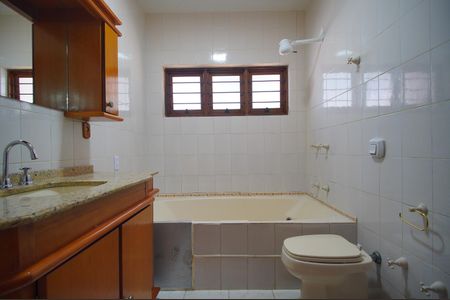 Casa para alugar com 415m², 4 quartos e 3 vagasBanheiro da Suíte