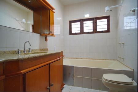 Casa para alugar com 415m², 4 quartos e 3 vagasBanheiro da Suíte