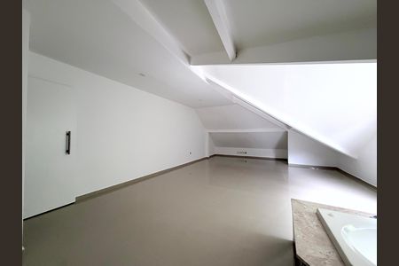 Casa de condomínio à venda com 289m², 3 quartos e 2 vagas Casa de condomínio à venda com 289m², 3 quartos e 2 vagasSótão