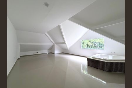 Casa de condomínio à venda com 289m², 3 quartos e 2 vagas Casa de condomínio à venda com 289m², 3 quartos e 2 vagasSótão