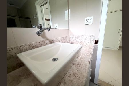 Casa de condomínio à venda com 289m², 3 quartos e 2 vagas Casa de condomínio à venda com 289m², 3 quartos e 2 vagasBanheiro da Suíte 1