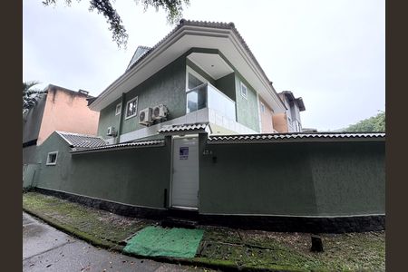 Casa de condomínio à venda com 289m², 3 quartos e 2 vagas Casa de condomínio à venda com 289m², 3 quartos e 2 vagasFachada