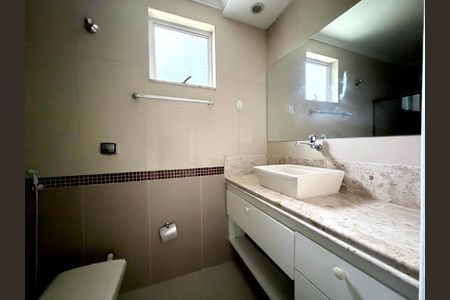 Casa de condomínio à venda com 289m², 3 quartos e 2 vagas Casa de condomínio à venda com 289m², 3 quartos e 2 vagasBanheiro da Suíte 1