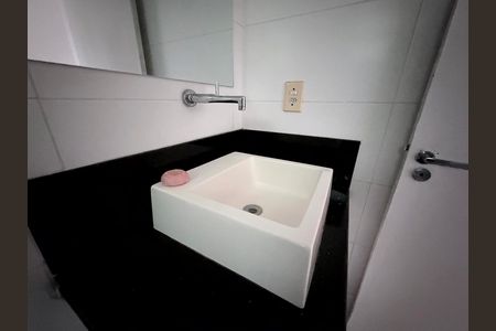 Casa de condomínio à venda com 289m², 3 quartos e 2 vagas Casa de condomínio à venda com 289m², 3 quartos e 2 vagasBanheiro da Suíte 2