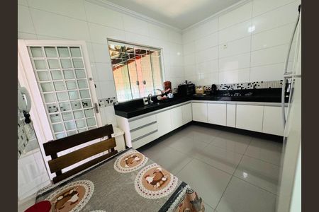 Casa à venda com 180m², 3 quartos e 2 vagas