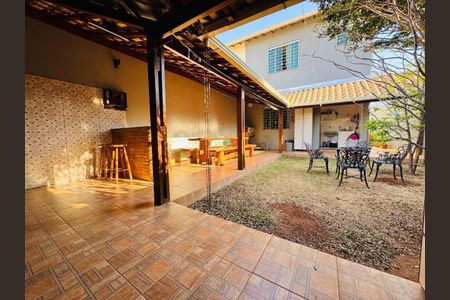 Casa à venda com 180m², 3 quartos e 2 vagas