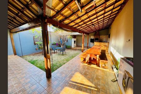 Casa à venda com 180m², 3 quartos e 2 vagas