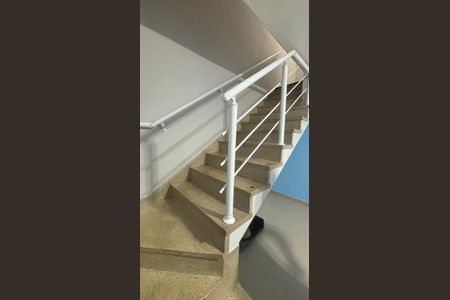 Casa à venda com 131m², 2 quartos e 2 vagasEscada