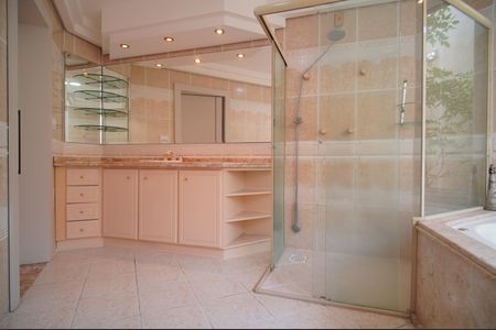 Casa à venda com 459m², 3 quartos e 6 vagasBanheiro da Suíte 1