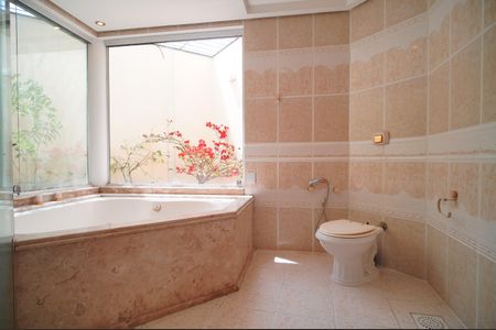 Casa à venda com 459m², 3 quartos e 6 vagasBanheiro da Suíte 1