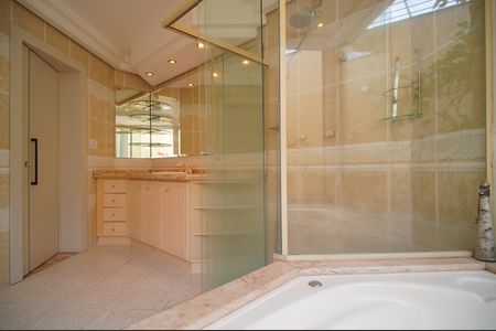 Casa à venda com 459m², 3 quartos e 6 vagasBanheiro da Suíte 1