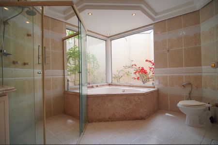 Casa à venda com 459m², 3 quartos e 6 vagasBanheiro da Suíte 1