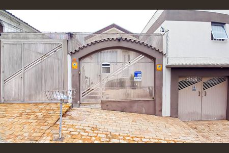 Casa à venda com 450m², 4 quartos e 6 vagasFachada + Plaquinha