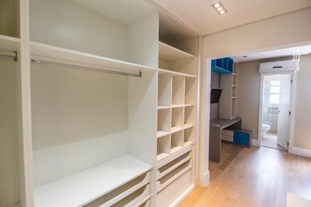 Apartamento à venda com 202m², 3 quartos e 3 vagasCloset da Suíte 2