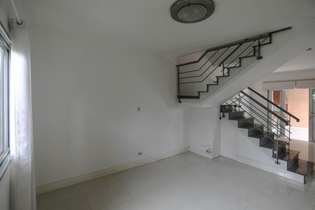 Sala de casa de condomínio para alugar com 2 quartos, 130m² em Vila Oliveira, Mogi das Cruzes