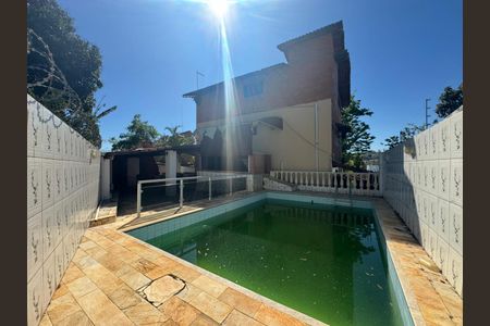 Casa à venda com 385m², 4 quartos e 8 vagasPiscina