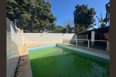 Casa à venda com 385m², 4 quartos e 8 vagasPiscina