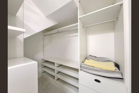 Apartamento à venda com 240m², 2 quartos e 2 vagasCloset Suíte 2