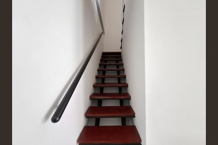 Apartamento à venda com 240m², 2 quartos e 2 vagasEscada