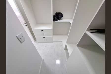 Apartamento à venda com 240m², 2 quartos e 2 vagasCloset Suíte 2