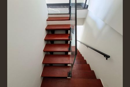 Apartamento à venda com 240m², 2 quartos e 2 vagasEscada