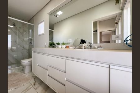 Casa de condomínio para alugar com 390m², 3 quartos e 5 vagasBanheiro da Suíte 1