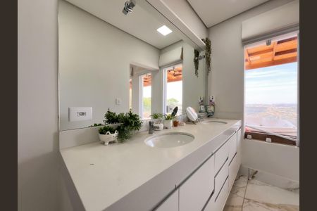 Casa de condomínio para alugar com 390m², 3 quartos e 5 vagasBanheiro da Suíte 1