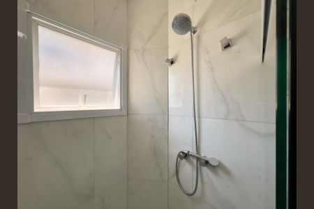 Casa de condomínio para alugar com 390m², 3 quartos e 5 vagasBanheiro da Suíte 2