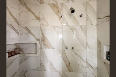 Casa de condomínio para alugar com 390m², 3 quartos e 5 vagasBanheiro da Suíte 1