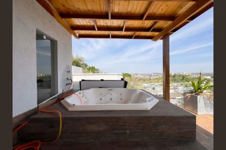Casa de condomínio para alugar com 390m², 3 quartos e 5 vagasVaranda Suíte 1