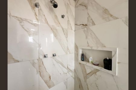 Casa de condomínio para alugar com 390m², 3 quartos e 5 vagasBanheiro da Suíte 1