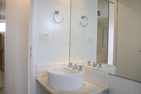 Apartamento à venda com 103m², 2 quartos e 2 vagasBanheiro da Suíte