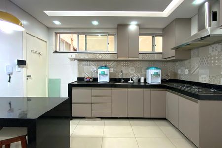 Apartamento à venda com 225m², 4 quartos e 2 vagas Apartamento à venda com 225m², 4 quartos e 2 vagasCozinha