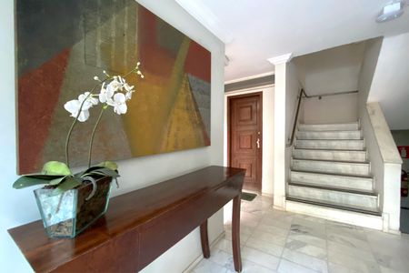 Apartamento à venda com 225m², 4 quartos e 2 vagas Apartamento à venda com 225m², 4 quartos e 2 vagasÁrea comum - Hall