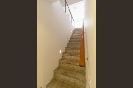 Apartamento à venda com 270m², 3 quartos e 3 vagas Apartamento à venda com 270m², 3 quartos e 3 vagasEscada