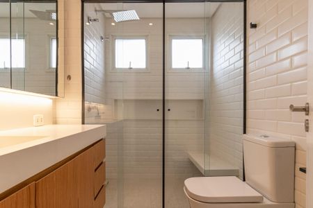 Apartamento à venda com 270m², 3 quartos e 3 vagas Apartamento à venda com 270m², 3 quartos e 3 vagasBanheiro da Suíte 1