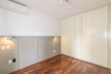 Apartamento à venda com 270m², 3 quartos e 3 vagas Apartamento à venda com 270m², 3 quartos e 3 vagasSuíte 1