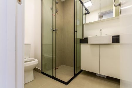 Banheiro de kitnet/studio para alugar com 1 quarto, 22m² em Santo Amaro, São Paulo