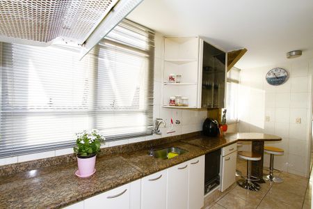 Apartamento à venda com 200m², 4 quartos e 2 vagasCozinha