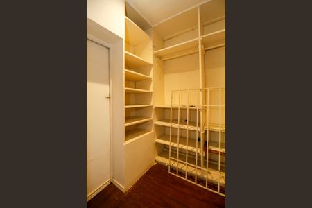 Casa à venda com 546m², 4 quartos e 4 vagas Casa à venda com 546m², 4 quartos e 4 vagasCloset da Suíte 3