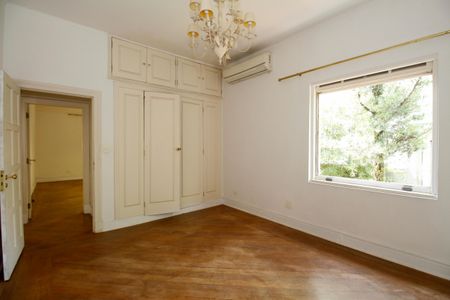 Casa à venda com 546m², 4 quartos e 4 vagas Casa à venda com 546m², 4 quartos e 4 vagasSuíte 1