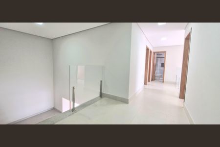 Casa à venda com 285m², 3 quartos e 4 vagas Casa à venda com 285m², 3 quartos e 4 vagasCorredor