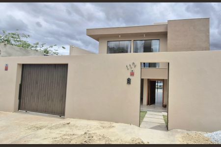 Casa à venda com 285m², 3 quartos e 4 vagas Casa à venda com 285m², 3 quartos e 4 vagasFachada