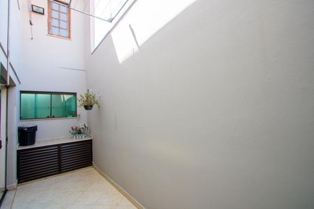 Casa à venda com 135m², 2 quartos e 2 vagasQuintal