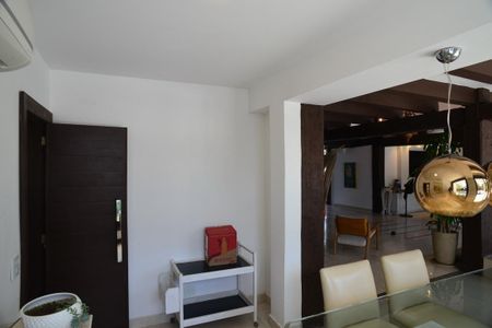 Casa de condomínio à venda com 675m², 4 quartos e 4 vagasSala