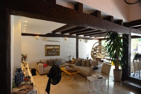 Casa de condomínio à venda com 675m², 4 quartos e 4 vagasSala