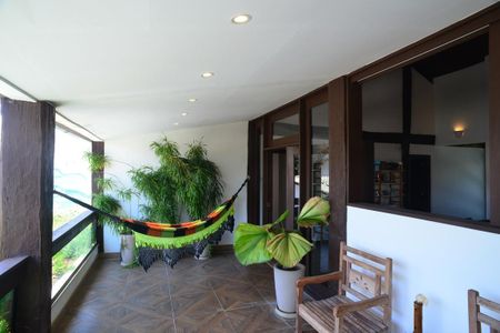 Casa de condomínio à venda com 675m², 4 quartos e 4 vagasVaranda