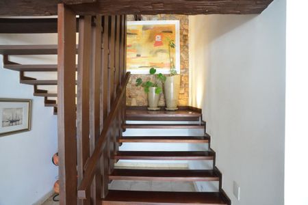 Casa de condomínio à venda com 675m², 4 quartos e 4 vagasEscada 