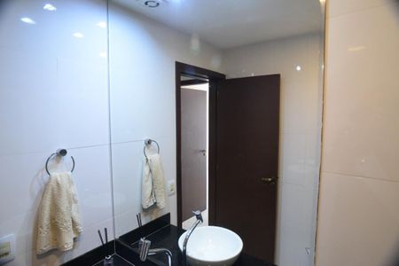 Casa de condomínio à venda com 675m², 4 quartos e 4 vagasBanheiro Social