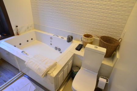 Casa de condomínio à venda com 675m², 4 quartos e 4 vagasBanheiro da Suíte 2